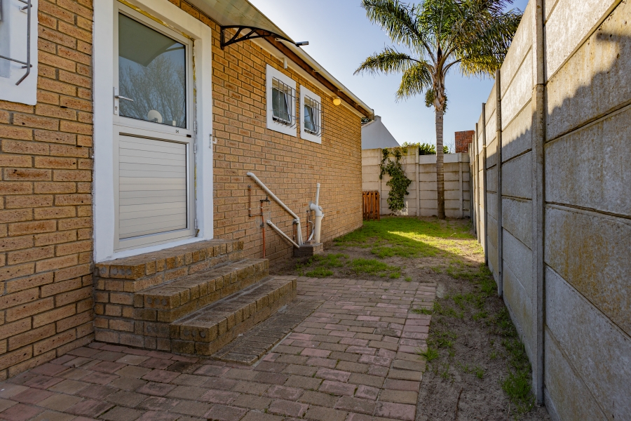 2 Bedroom Property for Sale in Oakglen Western Cape